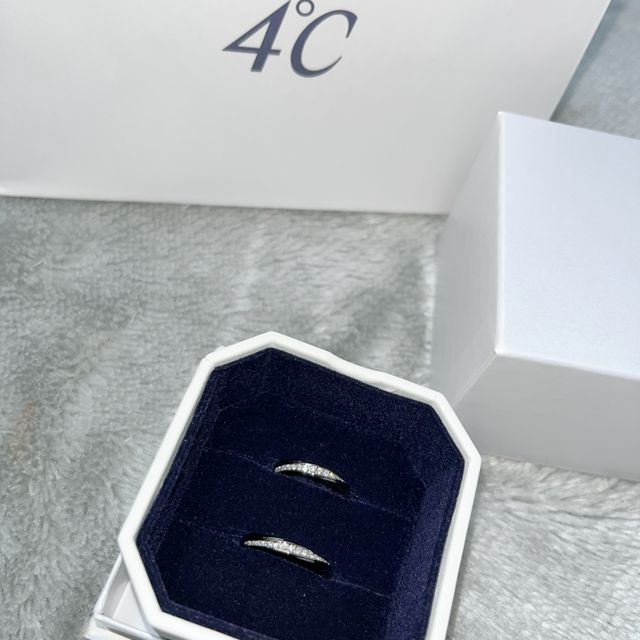 【4℃ BRIDAL(ヨンドシーブライダル)の口コミ】 細身のストレートタイプに斜めにダイヤモンドデザイン
小さいサイズのダイ…