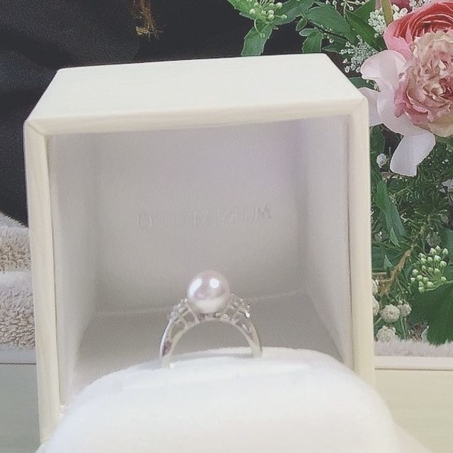 【MIKIMOTO(ミキモト)の口コミ】 真ん中の真珠が目を惹くデザインです。
真珠の両サイドにダイヤモンドもつ…