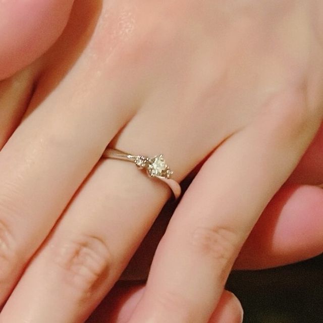 【アイプリモ(I-PRIMO)の口コミ】 メレタイプのデザインですが、サイドが1粒ダイヤなのでゴージャス過ぎずか…