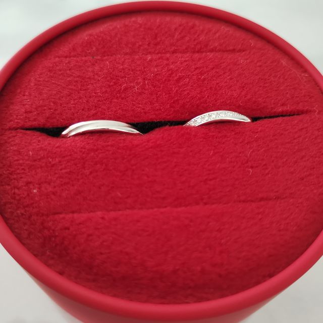 【AFFLUX(アフラックス)の口コミ】 シンプルでわたしたちの指や時計に合うストレートのデザイン、色であった…