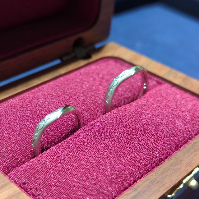 【MIORING(ミオリング)の口コミ】 左右で異なるデザインなのが魅力です。職人さんによる手づくりで、指につ…