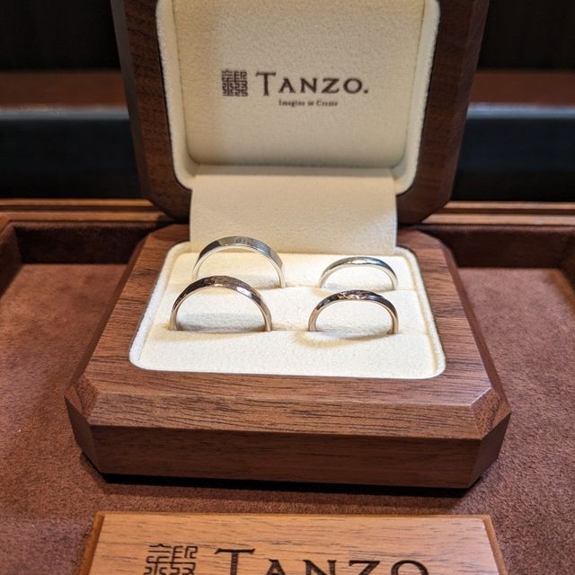 【TANZO.(鍛造指輪)の口コミ】 デザインはサンプルを見ながらのフルオーダーにしました。
形が主人と異な…