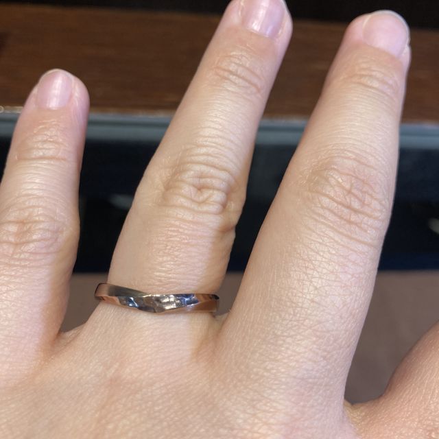 【TANZO.(鍛造指輪)の口コミ】 デザインはサンプルを見ながらのフルオーダーにしました。
形が主人と異な…