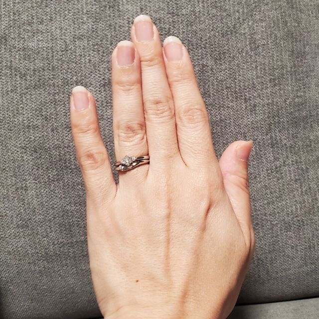 【俄(にわか)の口コミ】 婚約指輪は記念日や特別なお出かけの時に、結婚指輪と重ね付けして使える…
