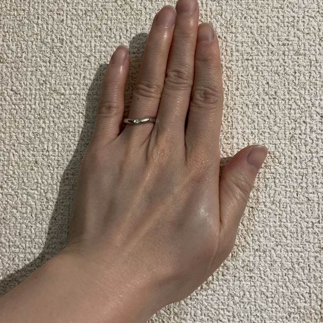 【銀座ダイヤモンドシライシの口コミ】 シンプルなV字の指輪なので、指が細長く見えます。
小さめのダイヤがたく…