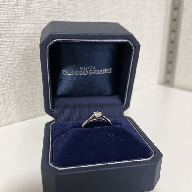 【銀座ダイヤモンドシライシの口コミ】 ダイヤモンドを支えるような台座の形になっていて、それが２人で支え合う…