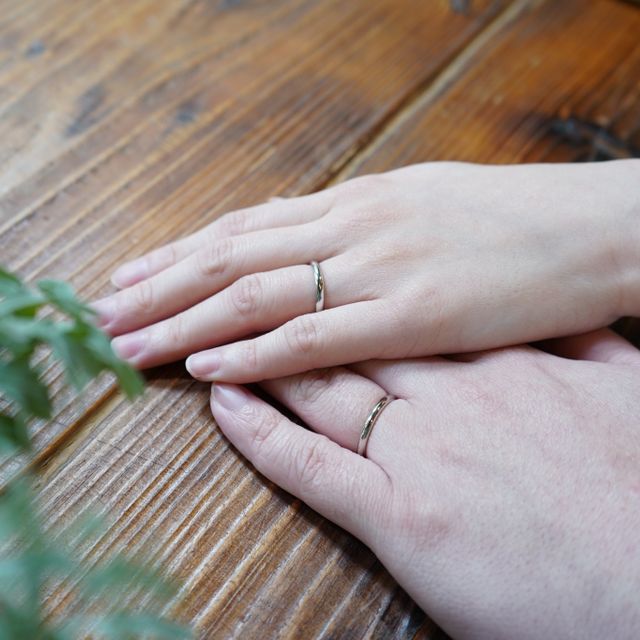 【THREE TREES(スリーツリーズ)の口コミ】 指輪のデザインは今後ずっと身に付けられるように、シンプルにし、また色…