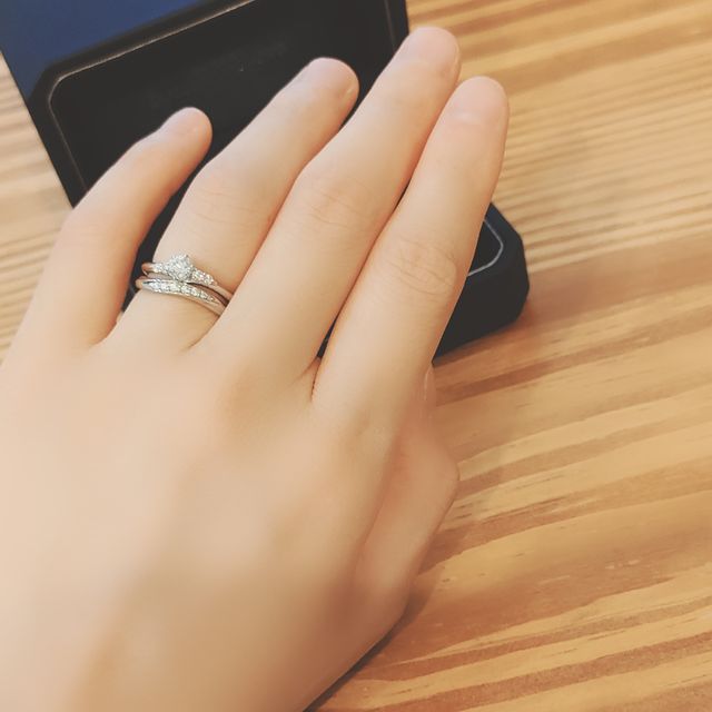 【銀座ダイヤモンドシライシの口コミ】 重ね付けして使えるものを探していました！
同じウーノシリーズで婚約指輪…