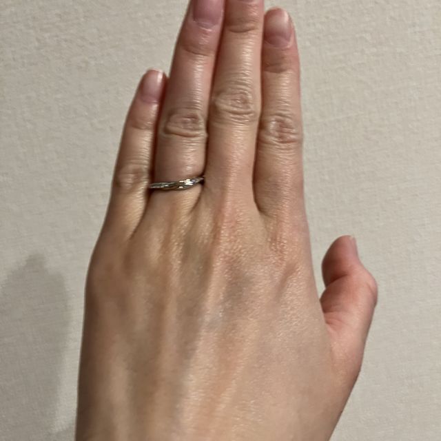 【ケイウノ ブライダル(K.UNO BRIDAL)の口コミ】 少しカーブをしているので指を細く見せてくれる。規制品はダイヤモンドが…