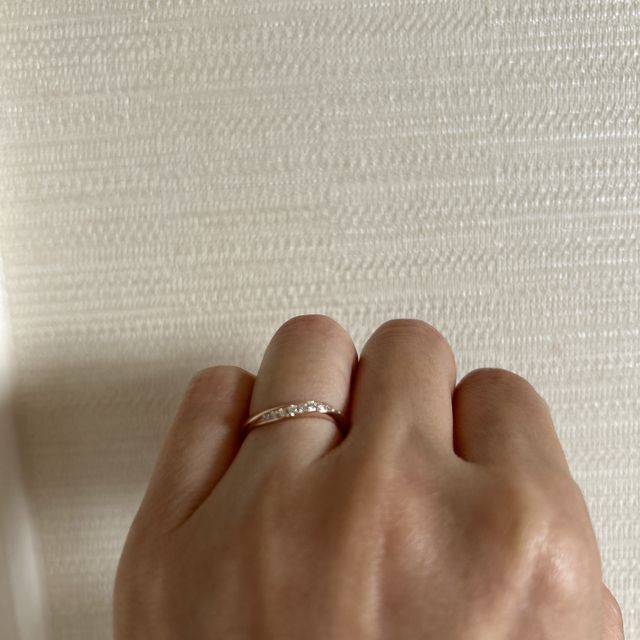 【アイプリモ(I-PRIMO)の口コミ】 流れるような形とダイヤの配置がとても良いです
私の手は、水かき型の指の…