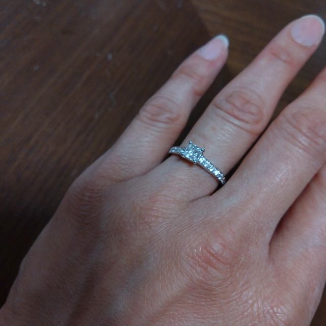 【宝寿堂(ほうじゅどう)の口コミ】 大きなプリンセスカットのメインダイヤに、メインに向けて大きくなるメレ…