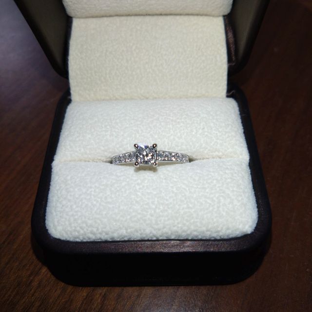 【宝寿堂(ほうじゅどう)の口コミ】 大きなプリンセスカットのメインダイヤに、メインに向けて大きくなるメレ…