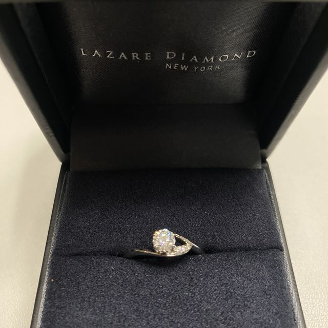 【ラザール ダイヤモンド(LAZARE DIAMOND)の口コミ】 真ん中のダイヤがより大きく見えるデザインだと思いました
結婚指輪をすで…