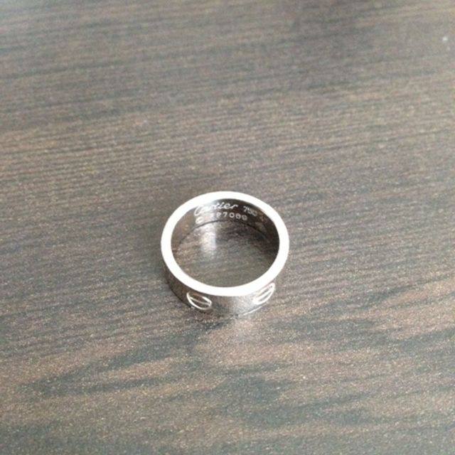 【カルティエ(Cartier)の口コミ】 結婚指輪は一生付けていく物なので、シンプルで飽きのこないデザインの物…