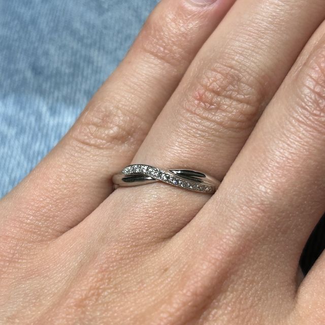 【ラザール ダイヤモンド(LAZARE DIAMOND)の口コミ】 デザインやフィット感がよかった。ウェーブで丸みがかっているからか、か…