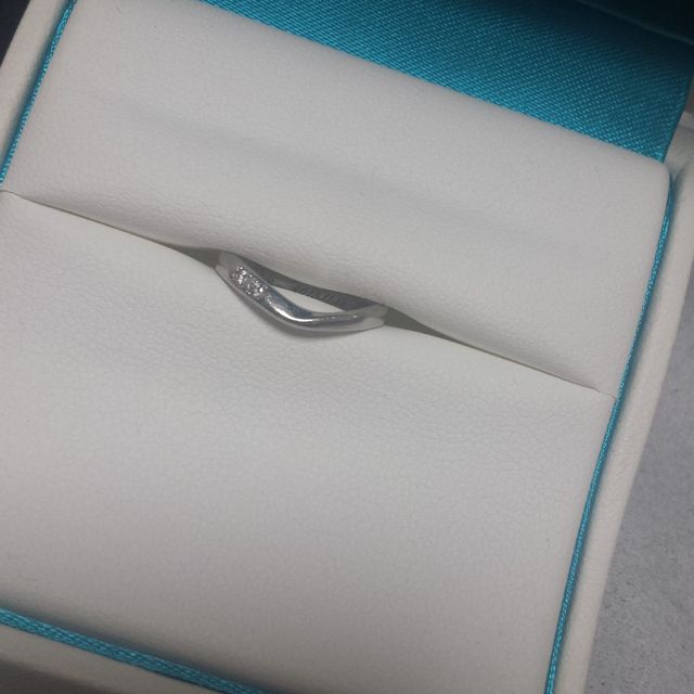 【銀座ダイヤモンドシライシの口コミ】 指が短いのが悩みで、Vラインのものを選びました。
ダイヤが二つ小さいも…