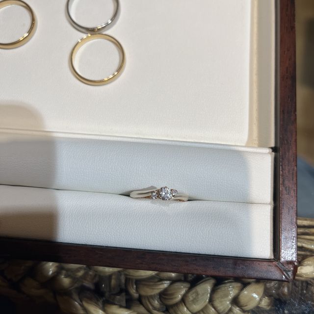 【杢目金屋(もくめがねや)の口コミ】 和テイストのかわいい婚約指輪
真ん中のダイヤとその両端に斜めについてる…