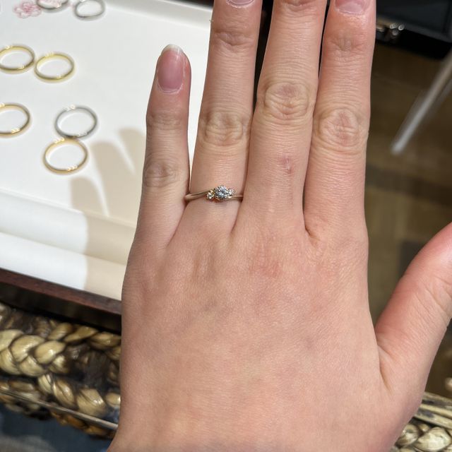 【杢目金屋(もくめがねや)の口コミ】 和テイストのかわいい婚約指輪
真ん中のダイヤとその両端に斜めについてる…