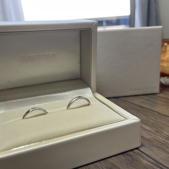 【宝寿堂(ほうじゅどう)の口コミ】 婚約指輪も宝寿堂さんで購入させて頂き、ラインをウェーブのデザインのも…