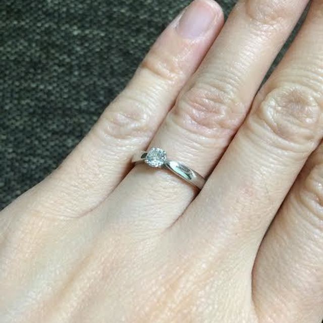 【ティファニー(Tiffany & Co.)の口コミ】 シンプルなデザインの婚約指輪を探していました。
箱を開けた瞬間にダイヤ…