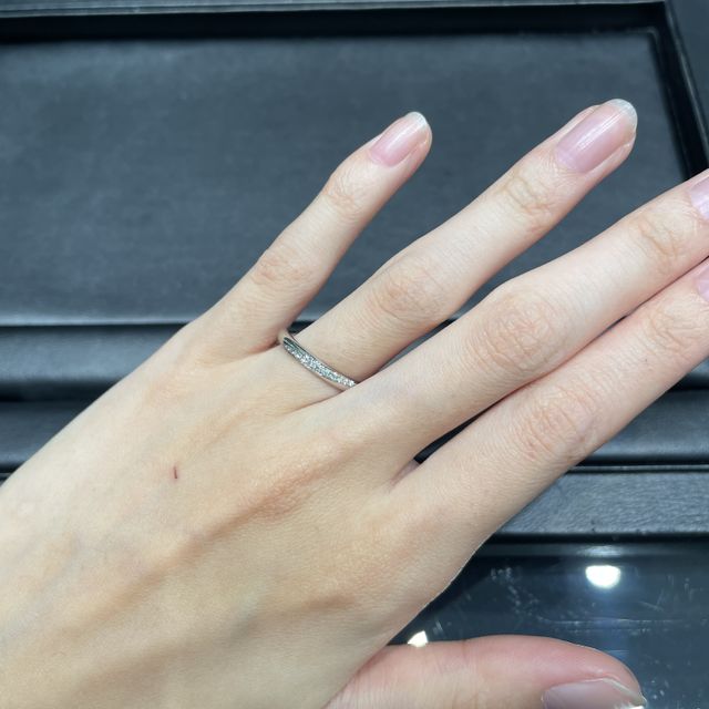 【ラザール ダイヤモンド(LAZARE DIAMOND)の口コミ】 ダイヤが斜めに入っているデザインで鍛造製法のものを探しており、ドンピ…