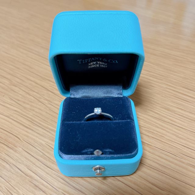 【ティファニー(Tiffany & Co.)の口コミ】 ダイヤモンドがついたシンプルなデザインの指輪です。私の指が短いので、…