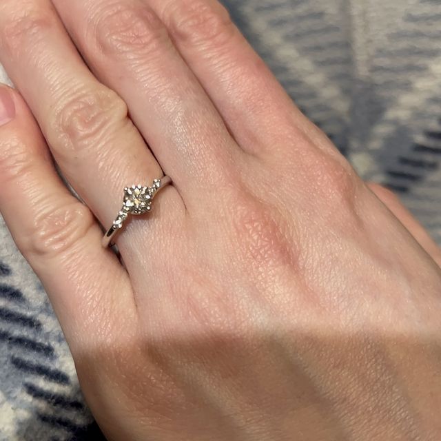 【BRIDGE(ブリッジ)の口コミ】 シンプルで重ね付けの出来るデザインを探していました。
ストレートとウェ…