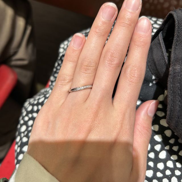 【銀座ダイヤモンドシライシの口コミ】 日本国内ブランドのため、細身で指が華奢に見える点、ダイヤモンドが流れ…