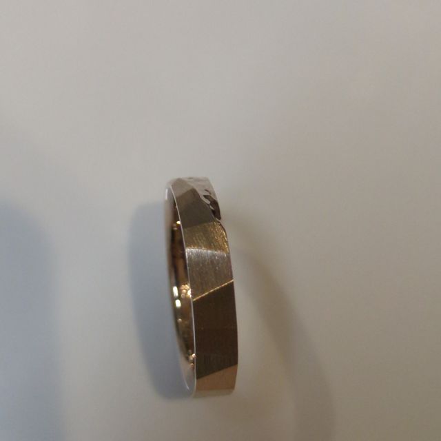 【TANZO.(鍛造指輪)の口コミ】 鋳造ではなく鍛造製法による指輪自体の頑健性が一番の魅力に感じました。…