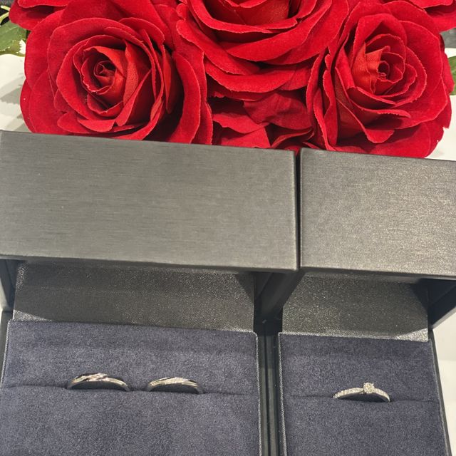 【ラザール ダイヤモンド(LAZARE DIAMOND)の口コミ】 マリッジリング、エンゲージリングそれぞれ違う種類です。
マリッジリング…