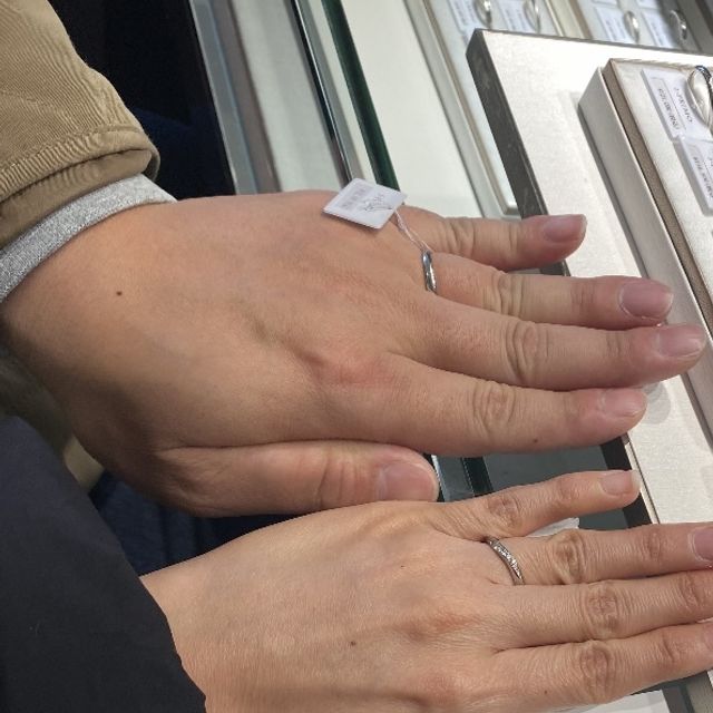 【アイプリモ(I-PRIMO)の口コミ】 ウェーブのある指輪を探しておりました。結婚指輪として着用するのに2人で…