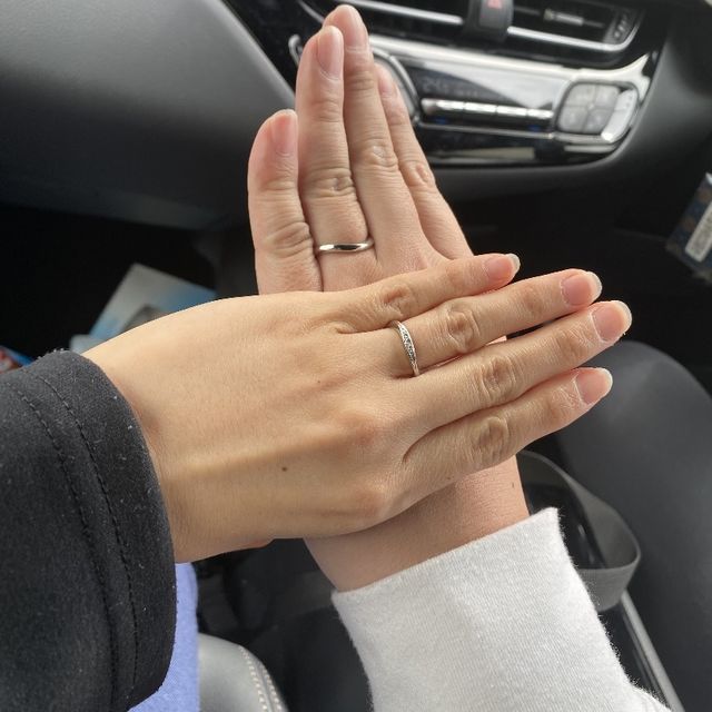 【銀座ダイヤモンドシライシの口コミ】 指の水かきが大きいのか薬指の間で角度がついており、直線的な指輪を着用…