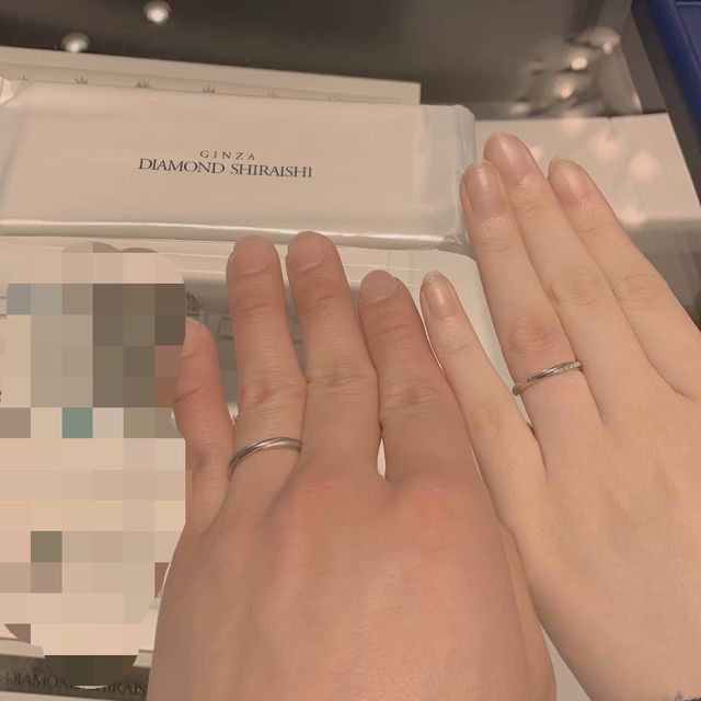 【銀座ダイヤモンドシライシの口コミ】 女性の方の指輪のデザインとして、指輪を着けたときに、両側にストーンが…