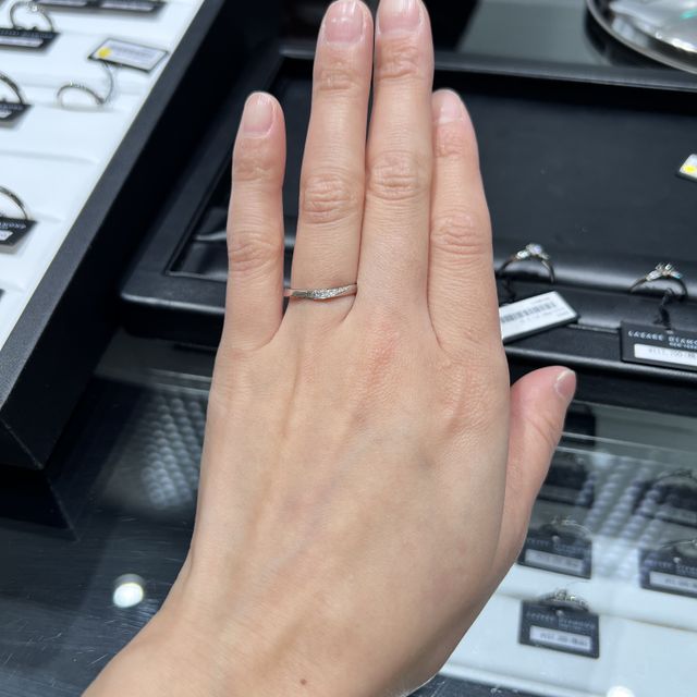 【ラザール ダイヤモンド(LAZARE DIAMOND)の口コミ】 5-6店舗回った中でメンズデザインが豊富で、リングの重厚感があり夫がここ…