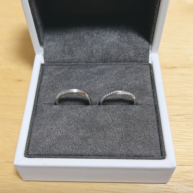 【TOWA(永遠)の口コミ】 シンプルなデザインで身につけやすいです。
男性の指輪は艶消し加工も選択…