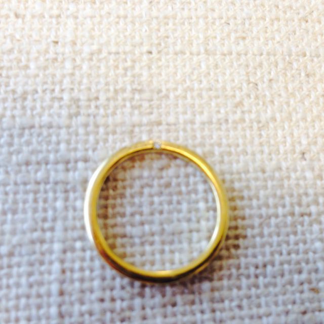 【AHKAH(アーカー)の口コミ】 華奢でシンプルなデザインながら、側面にプチダイヤが入っていて、

身に…