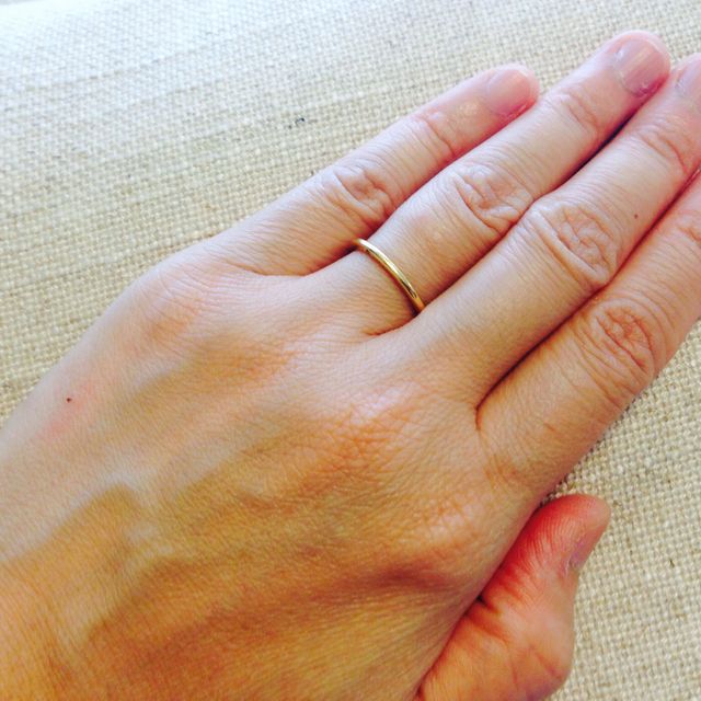 【AHKAH(アーカー)の口コミ】 華奢でシンプルなデザインながら、側面にプチダイヤが入っていて、

身に…