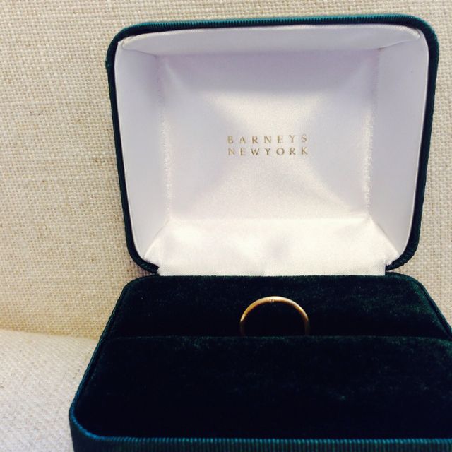 【AHKAH(アーカー)の口コミ】 華奢でシンプルなデザインながら、側面にプチダイヤが入っていて、

身に…