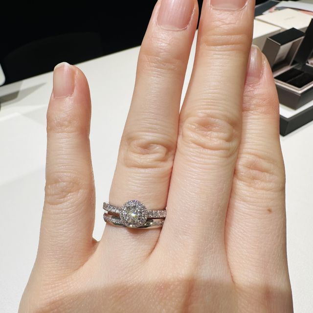 【アイプリモ(I-PRIMO)の口コミ】 婚約指輪は色が白く、プラチナの黒っぽい素材感より白い印象にしたいと思…