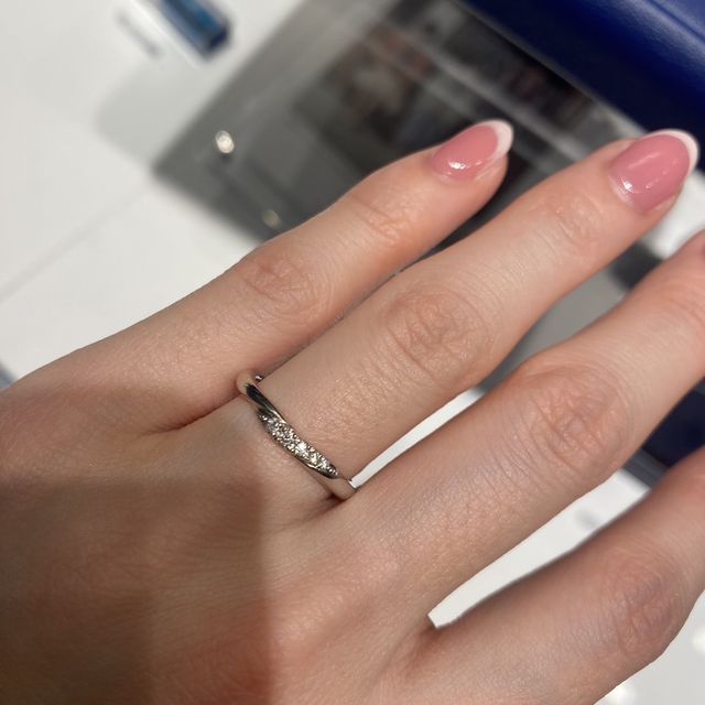 【銀座ダイヤモンドシライシの口コミ】 ダイヤモンドのついた部分が真ん中に光りながらも、周りはシンプルでどの…