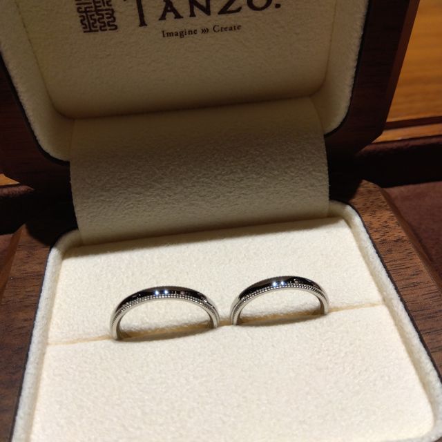 【TANZO.(鍛造指輪)の口コミ】 鍛造製法の丈夫な指輪だそうで、適度な厚みがあり、金属の表面も滑らかで…