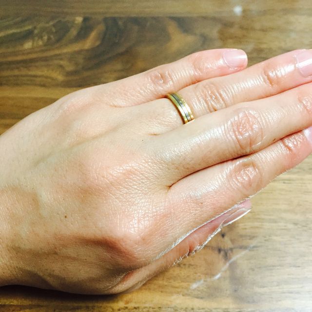 【カルティエ(Cartier)の口コミ】 お互いにゴールドとプラチナで譲れなく、ならば三色入ったリングに決定。
…