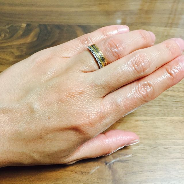 【カルティエ(Cartier)の口コミ】 お互いにゴールドとプラチナで譲れなく、ならば三色入ったリングに決定。
…