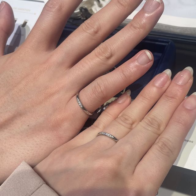 【銀座ダイヤモンドシライシの口コミ】 ダイヤが5個から7個入っていて、真っ直ぐなデザインを探していました。主…