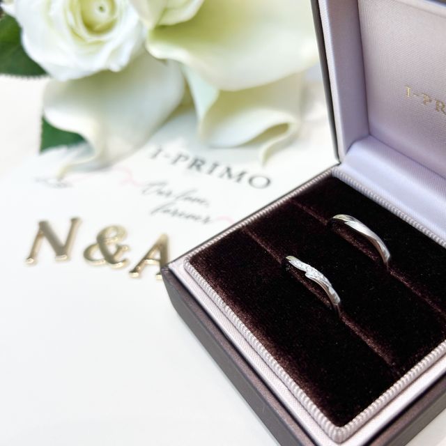 【アイプリモ(I-PRIMO)の口コミ】 お揃いのデザインがとても魅力的です。女性のリングのダイアモンドの並び…