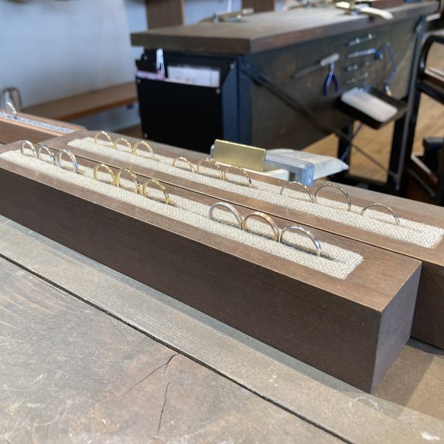 【鎌倉彫金工房の口コミ】 指輪の色やデザインについて、色々調べて行きましたが、実際につけてみる…