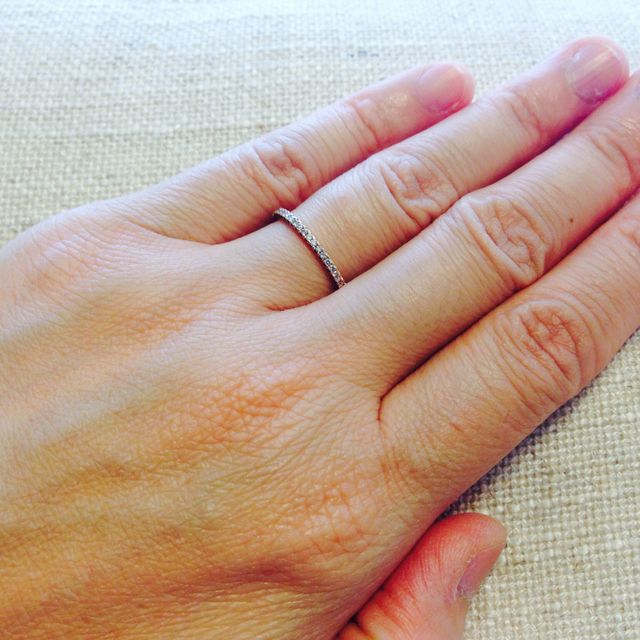 【AHKAH(アーカー)の口コミ】 華奢でシンプルなデザインながら、ダイヤの輝きが上品かつ

華やかで存在…