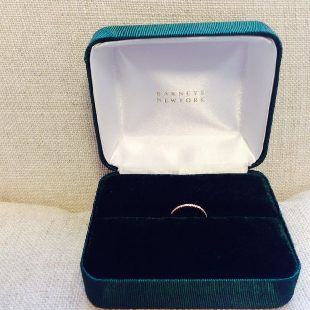 【AHKAH(アーカー)の口コミ】 華奢でシンプルなデザインながら、ダイヤの輝きが上品かつ

華やかで存在…