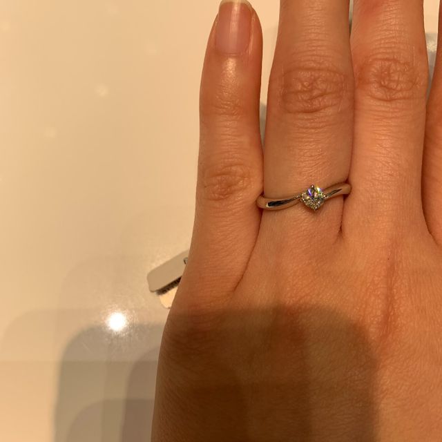 【4℃ BRIDAL(ヨンドシーブライダル)の口コミ】 ストレートな婚約指輪を探していたのですが、4℃BRIDAlさんのウェーブデザ…