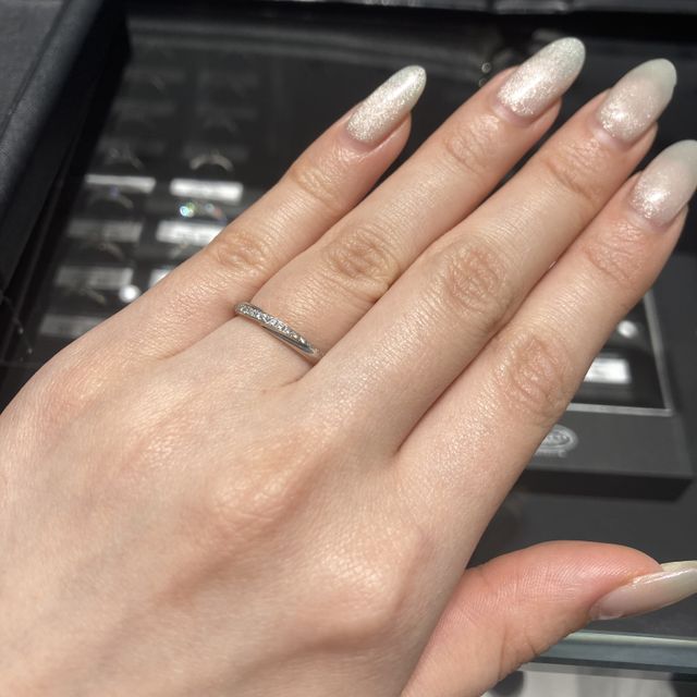 【エクセルコダイヤモンド(EXELCO DIAMOND)の口コミ】 もともと斜めにメレダイヤが入ったデザインで他ブランドさんと合わせて検…